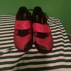 Boys sneakers size 5Y. Kyrie Irving